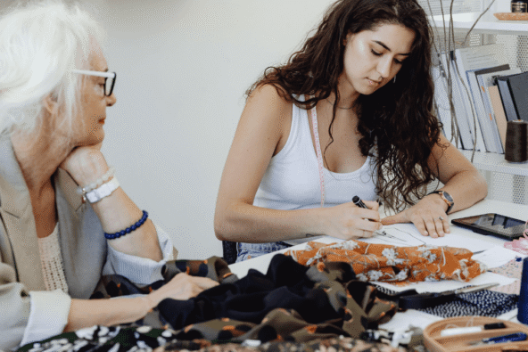 Mentor teaching employee - learning every day